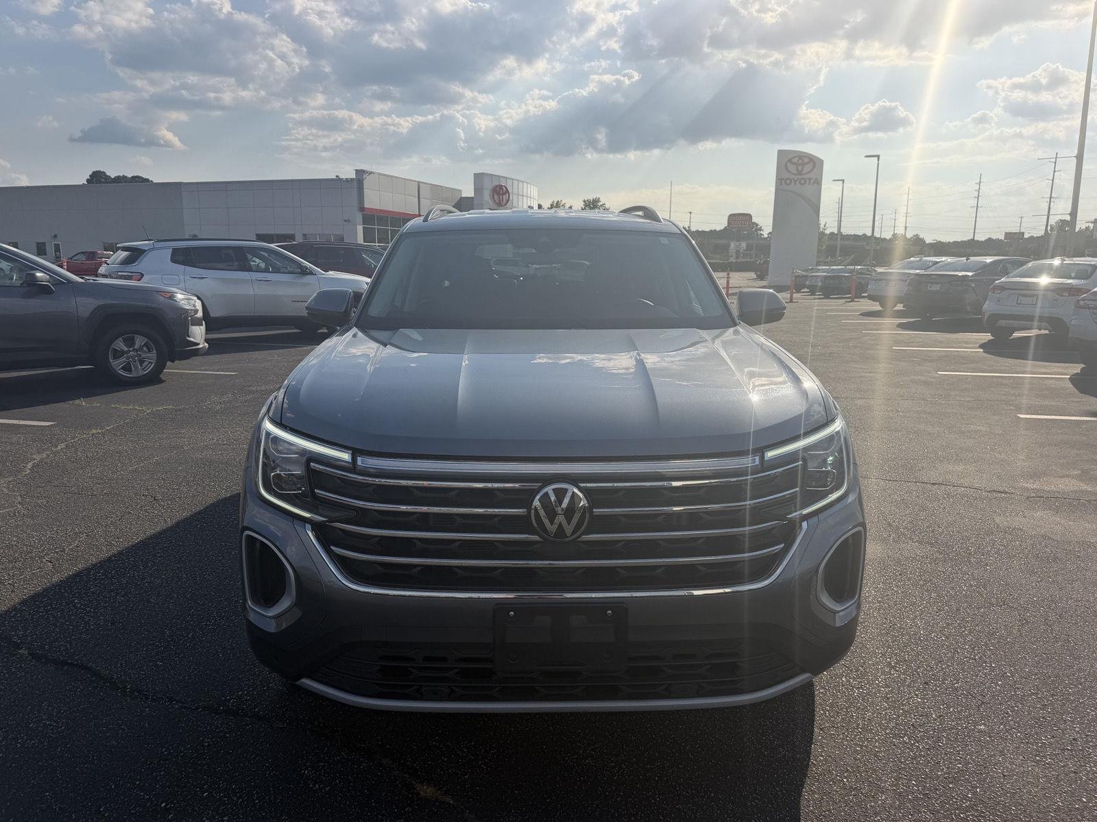 Used 2025  Volkswagen 2.0T SE w/Technology image 2
