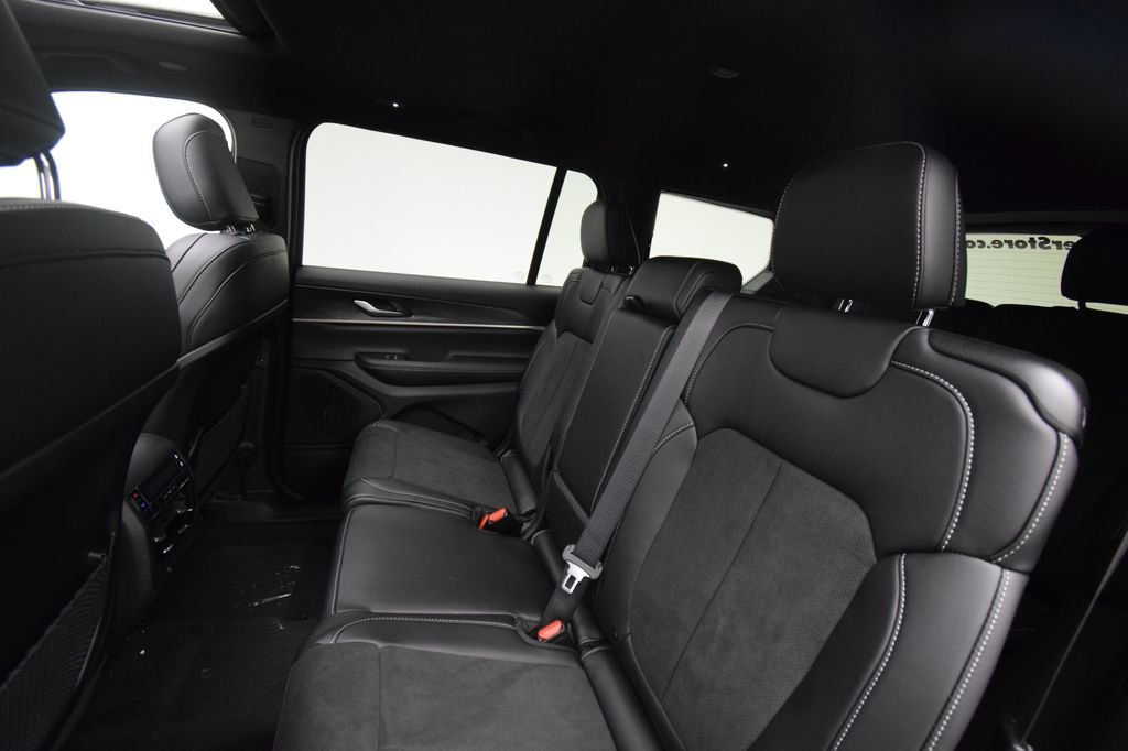 New 2026 Diamond Black Crystal Pearl-Coat Exterior Paint Jeep Altitude image 34