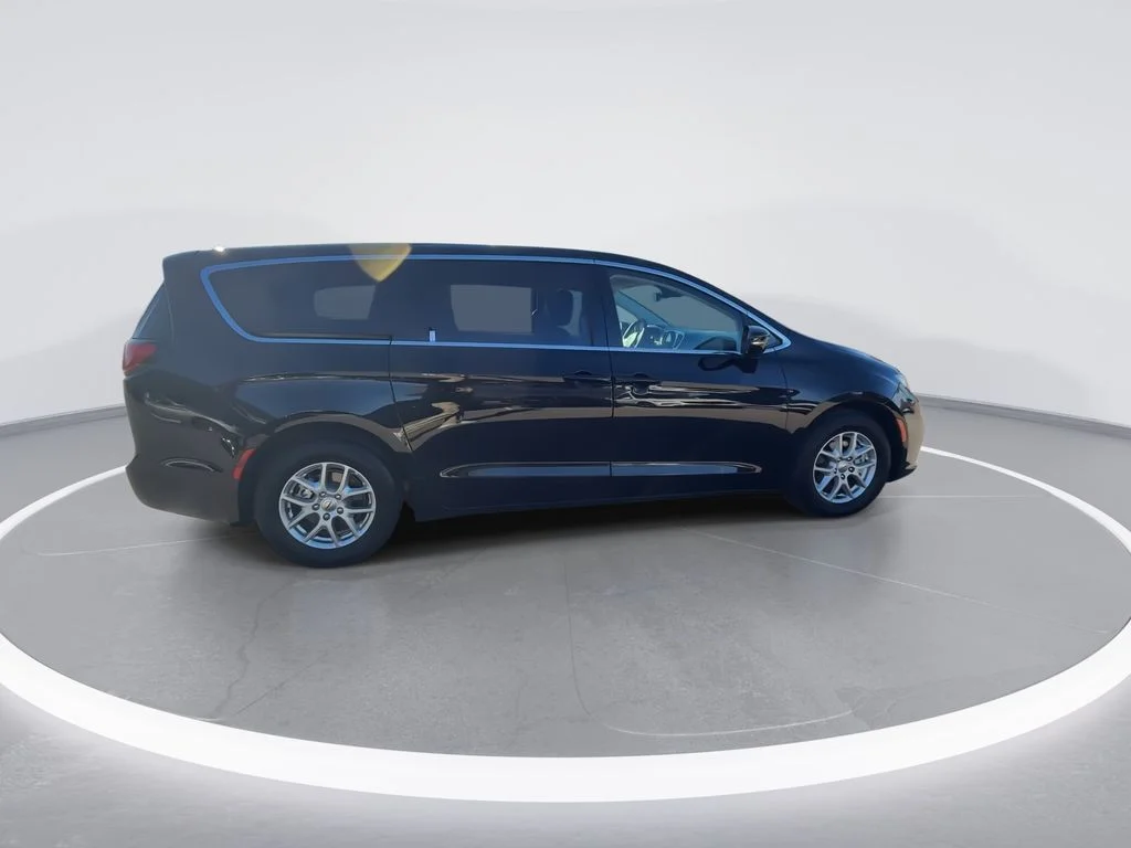 Used 2024 Black Chrysler Touring L image 9