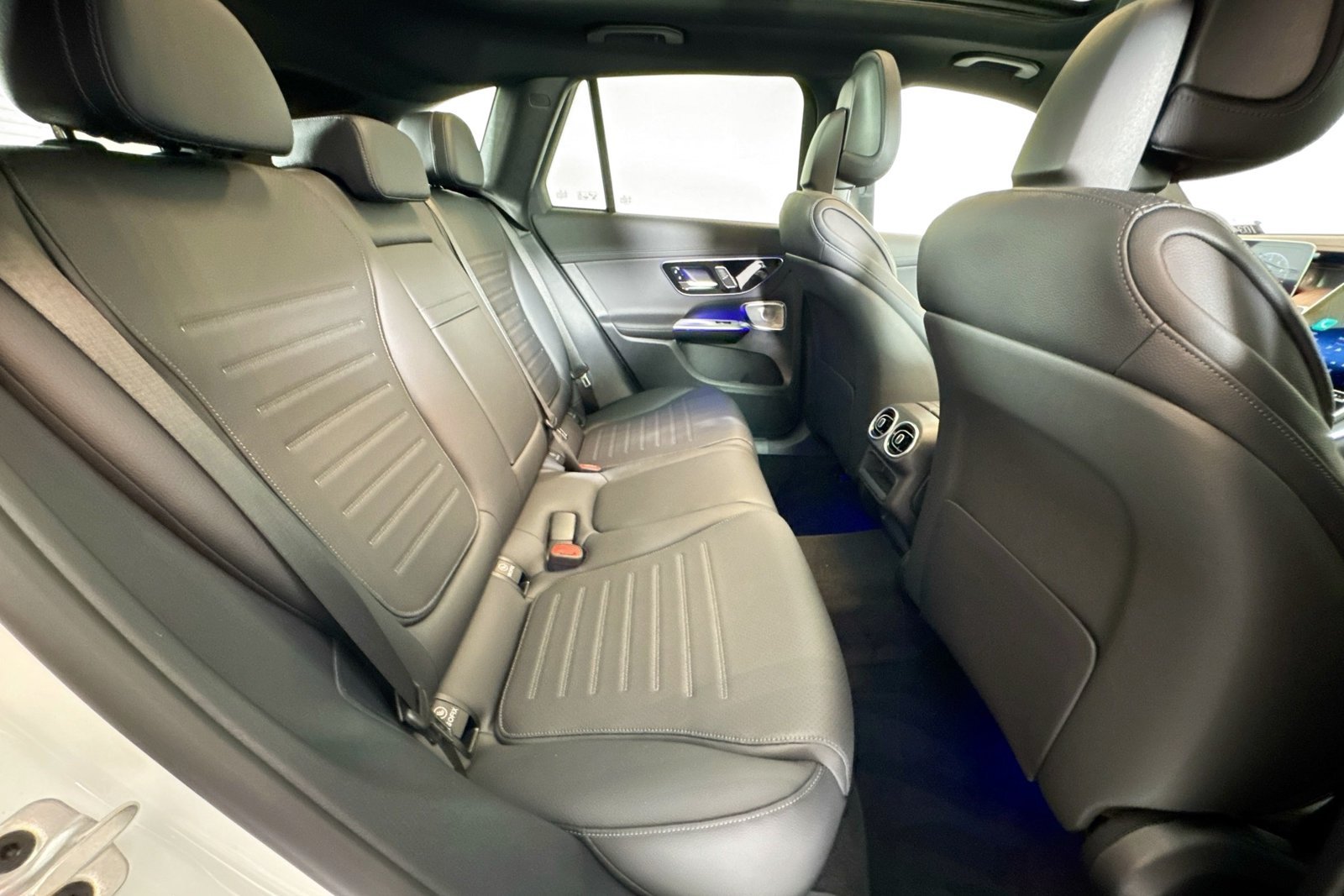 New 2026 Polar White Mercedes-Benz GLC 300 image 25
