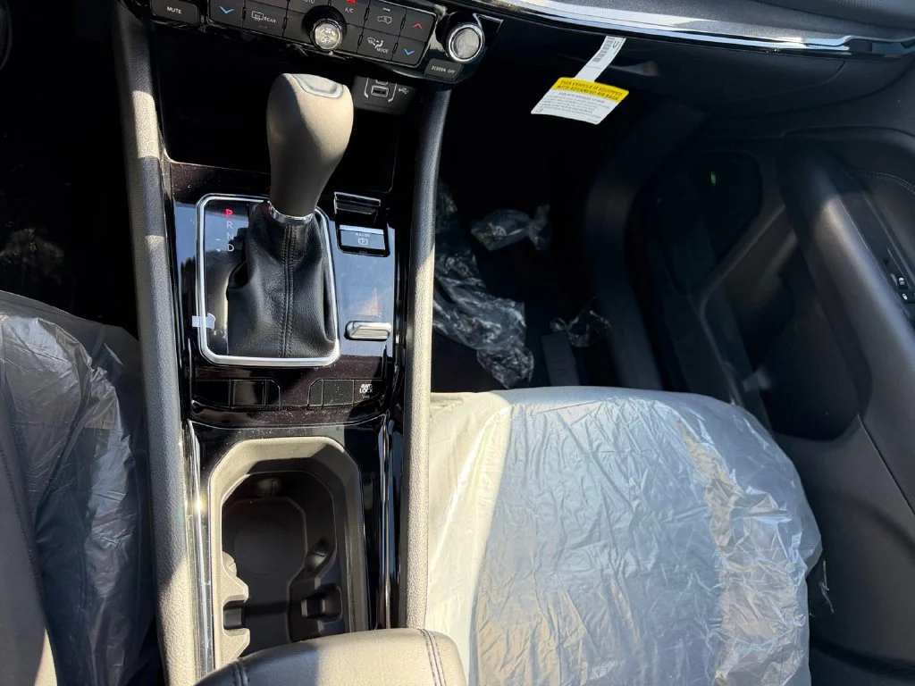 New 2026 Sting-Gray Clear-Coat Exterior Paint Jeep Latitude image 15