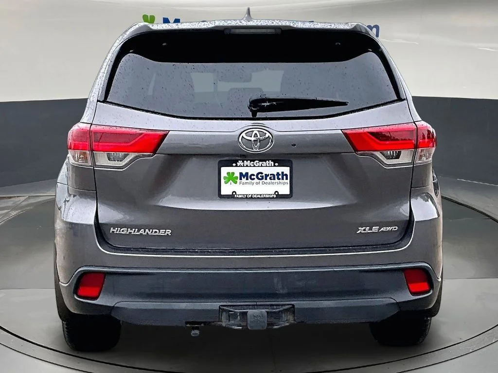 Used 2019 Gray Toyota XLE image 6