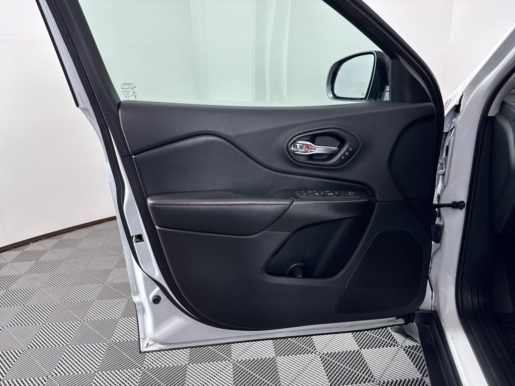 Used 2019 Bright White Clearcoat Jeep Trailhawk Elite image 28