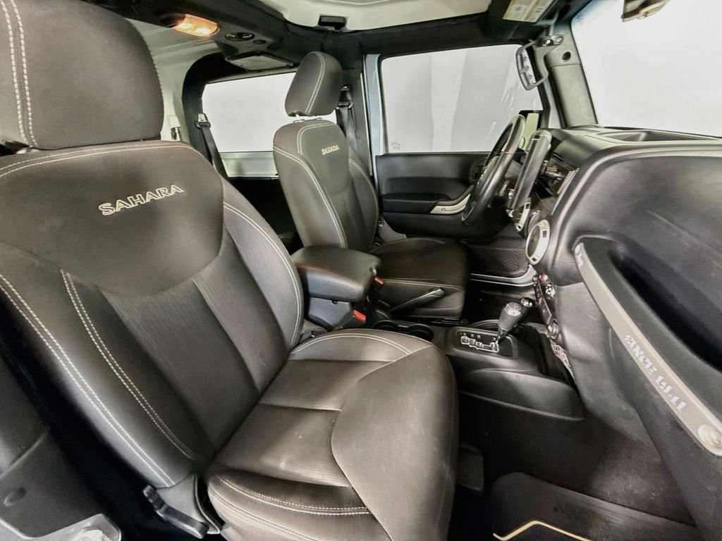 Used 2016 Silver Jeep Sahara image 24