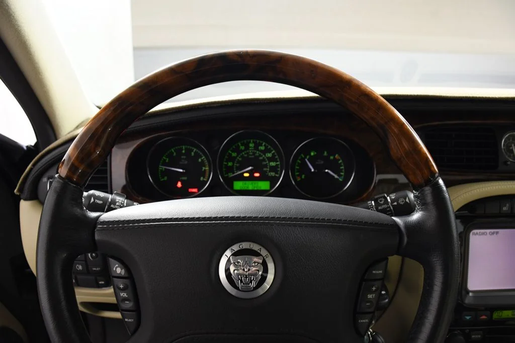 Used 2009 Ebony Jaguar L image 38