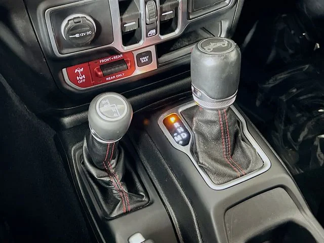 Used 2018 White Jeep Unlimited Rubicon image 23