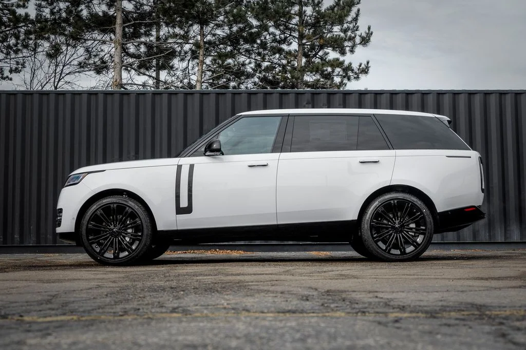 New 2026 Fuji White Land Rover SE image 3
