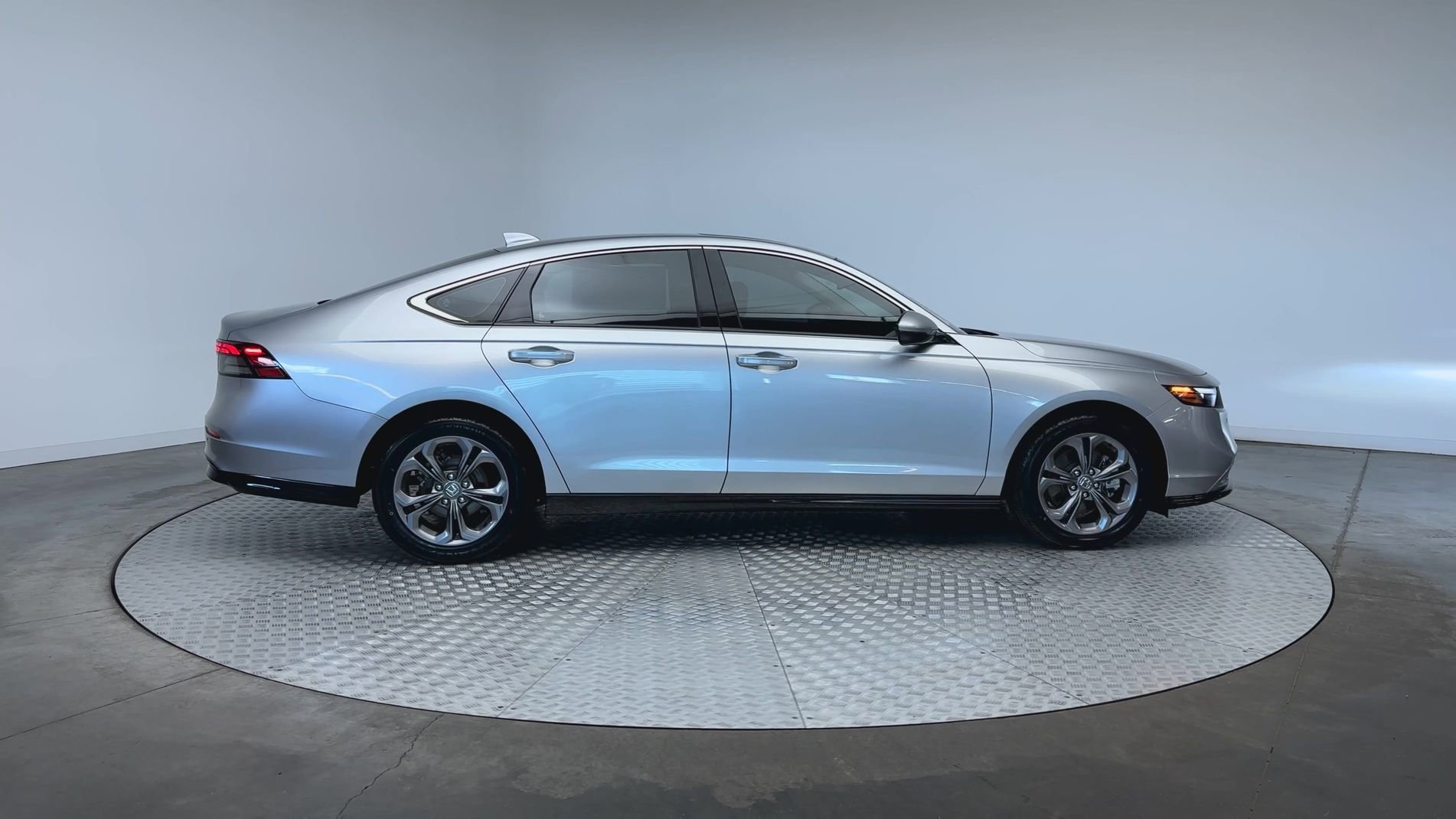 Used 2024 Solar Silver Metallic Honda EX-L image 9