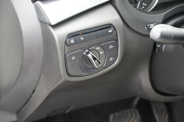 Used 2023 White INFINITI LUXE image 26