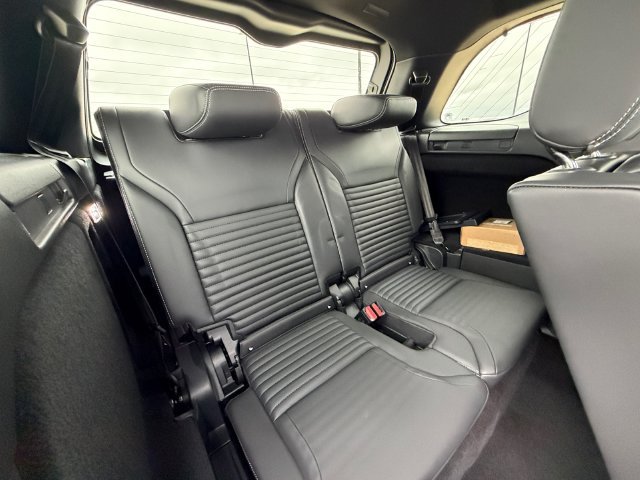 Used 2026 Santorini Black Metallic Land Rover Dynamic SE image 17