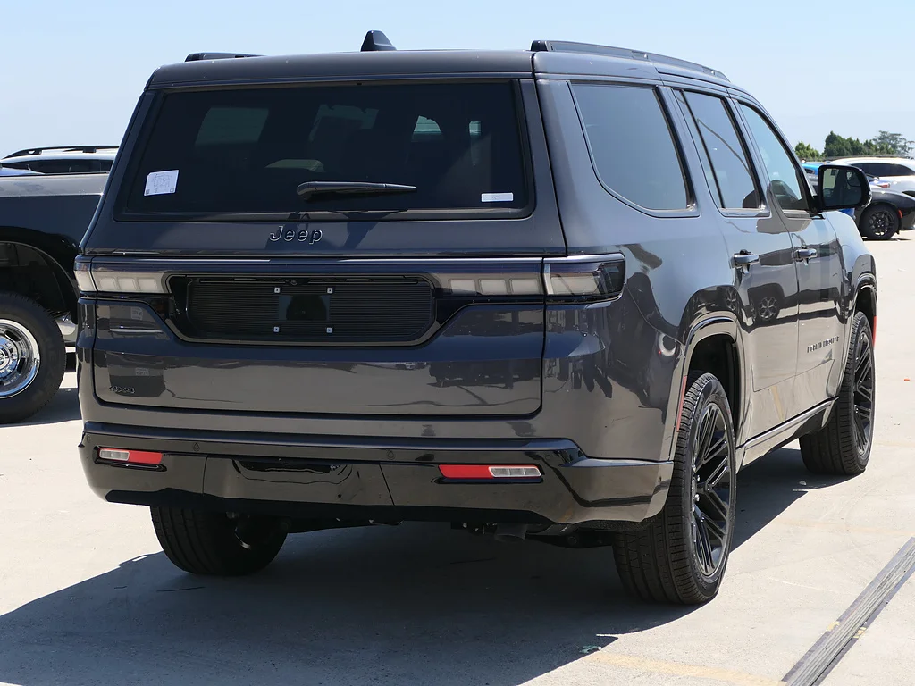 New 2026 Baltic Gray Metallic Clear Coat Jeep Limited Reserve 4x4 image 3