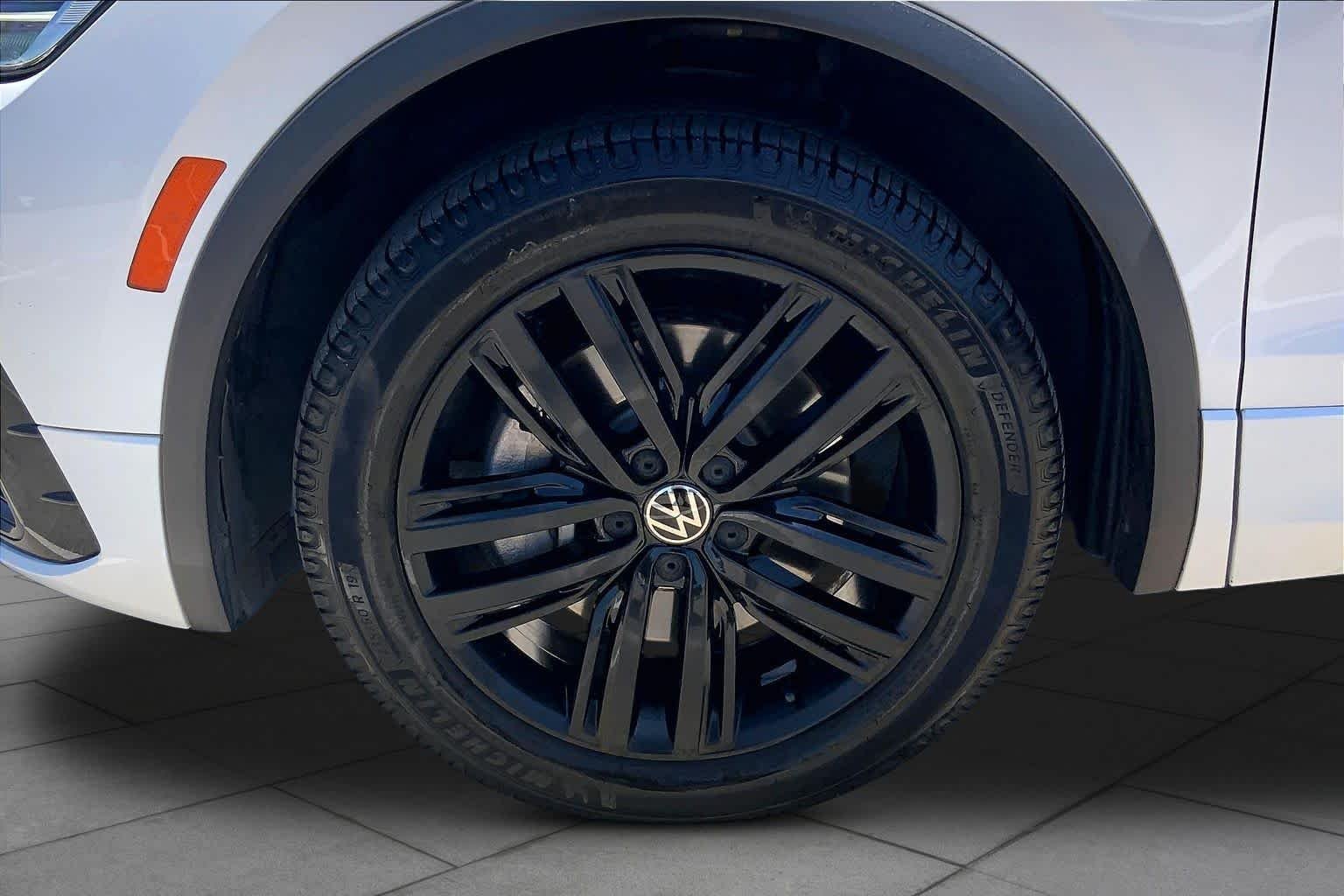 Used 2022 Oryx White Pearl Volkswagen SE R-Line Black image 11