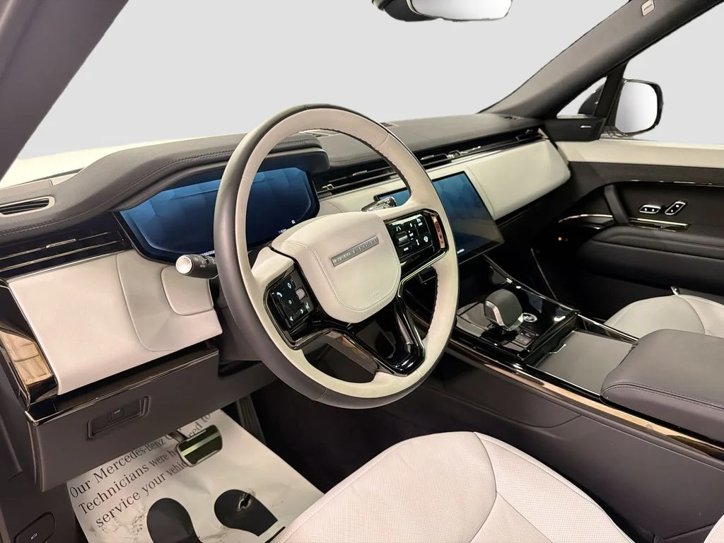 Used 2026 White Land Rover Dynamic SE image 4