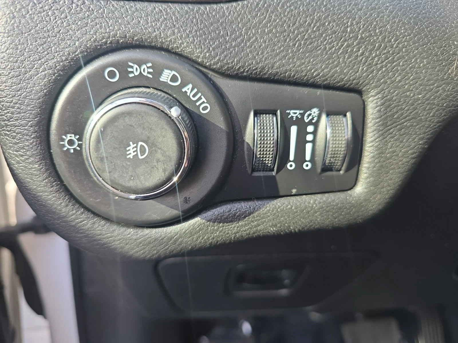 Used 2021 Bright White Clearcoat Jeep Latitude Lux image 24