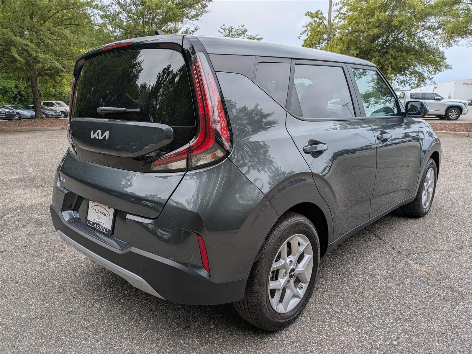 Used 2025  KIA  image 4