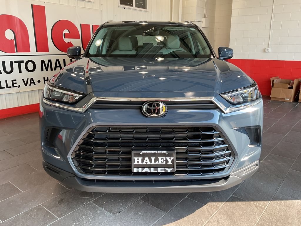 Used 2025 White Toyota XLE image 3