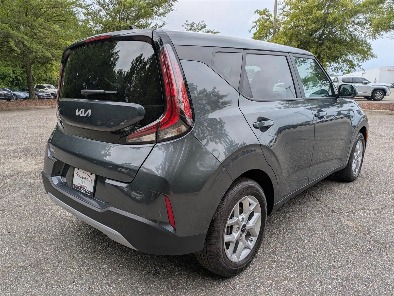 Used 2025  KIA  image 4
