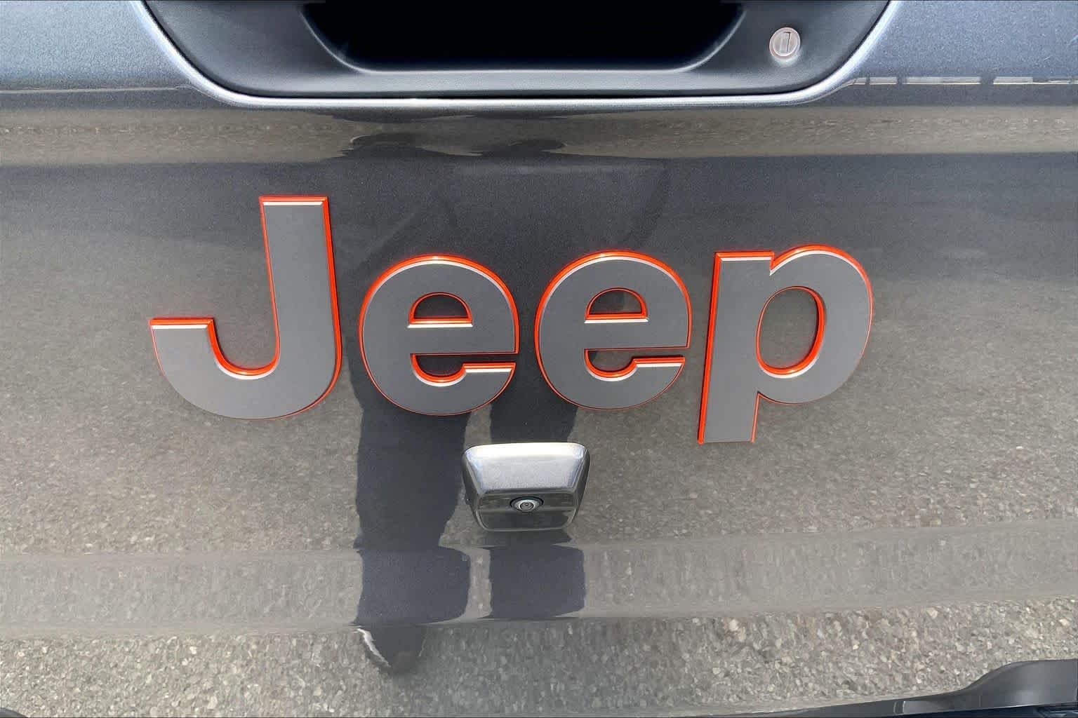 Used 2025 Granite Crystal Metallic Clearcoat Jeep Mojave image 31