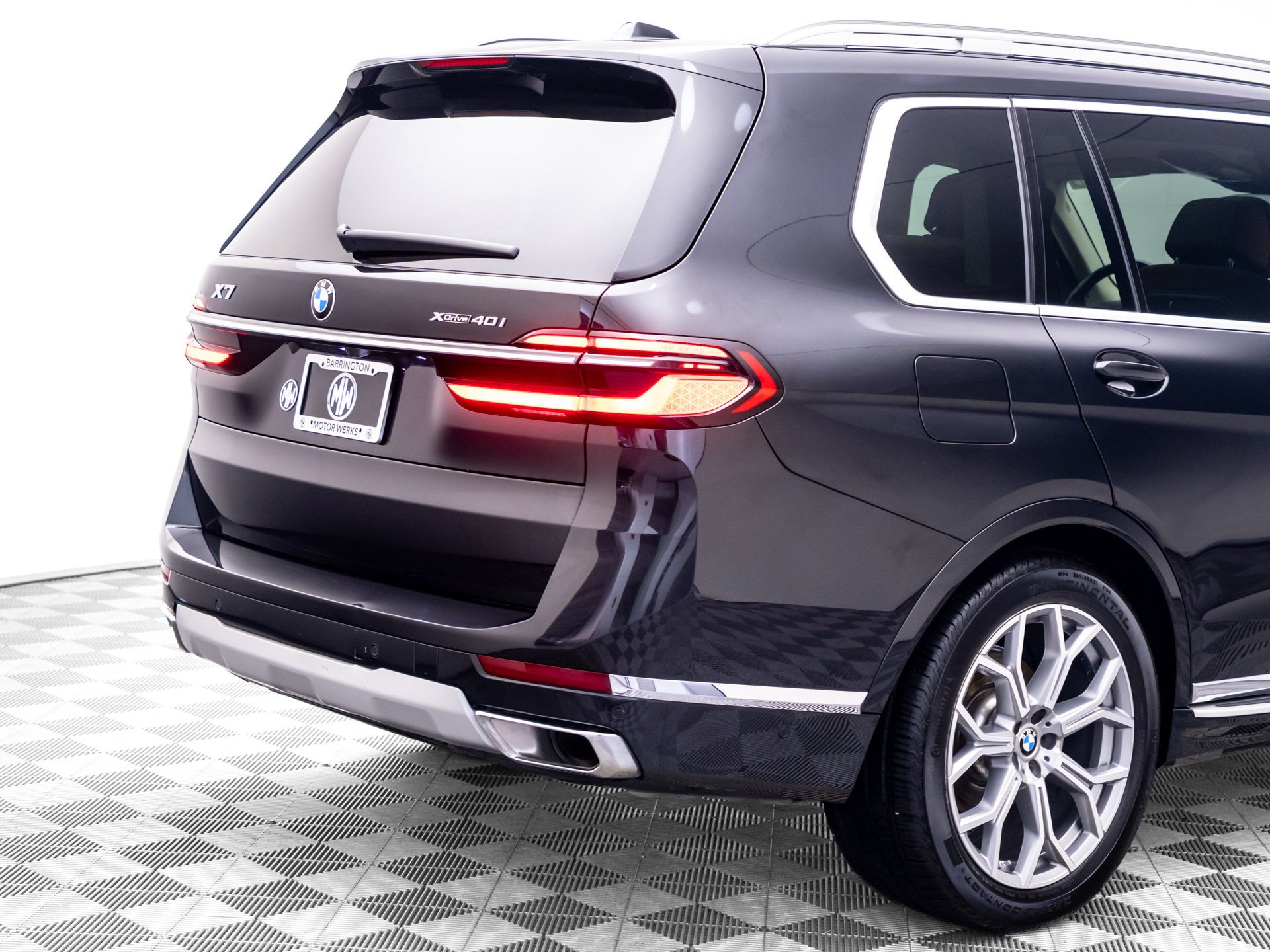 Used 2025 Black Sapphire Metallic BMW xDrive40i image 36