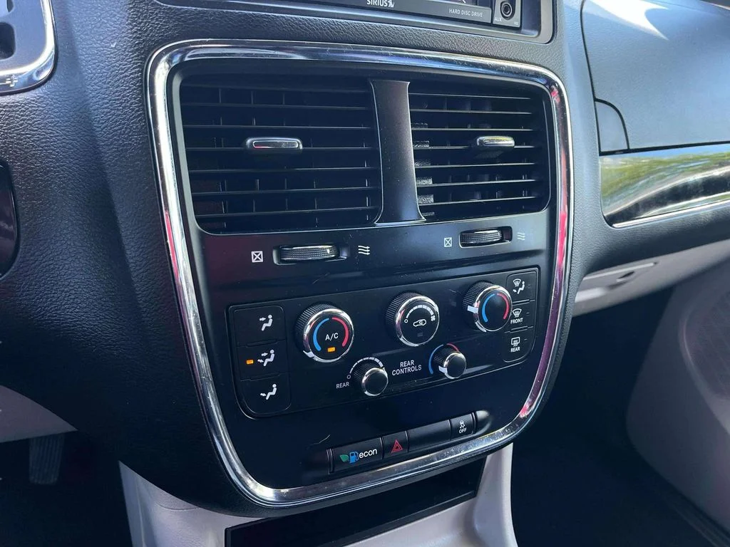 Used 2019 Octane Red Pearlcoat Dodge SXT image 12