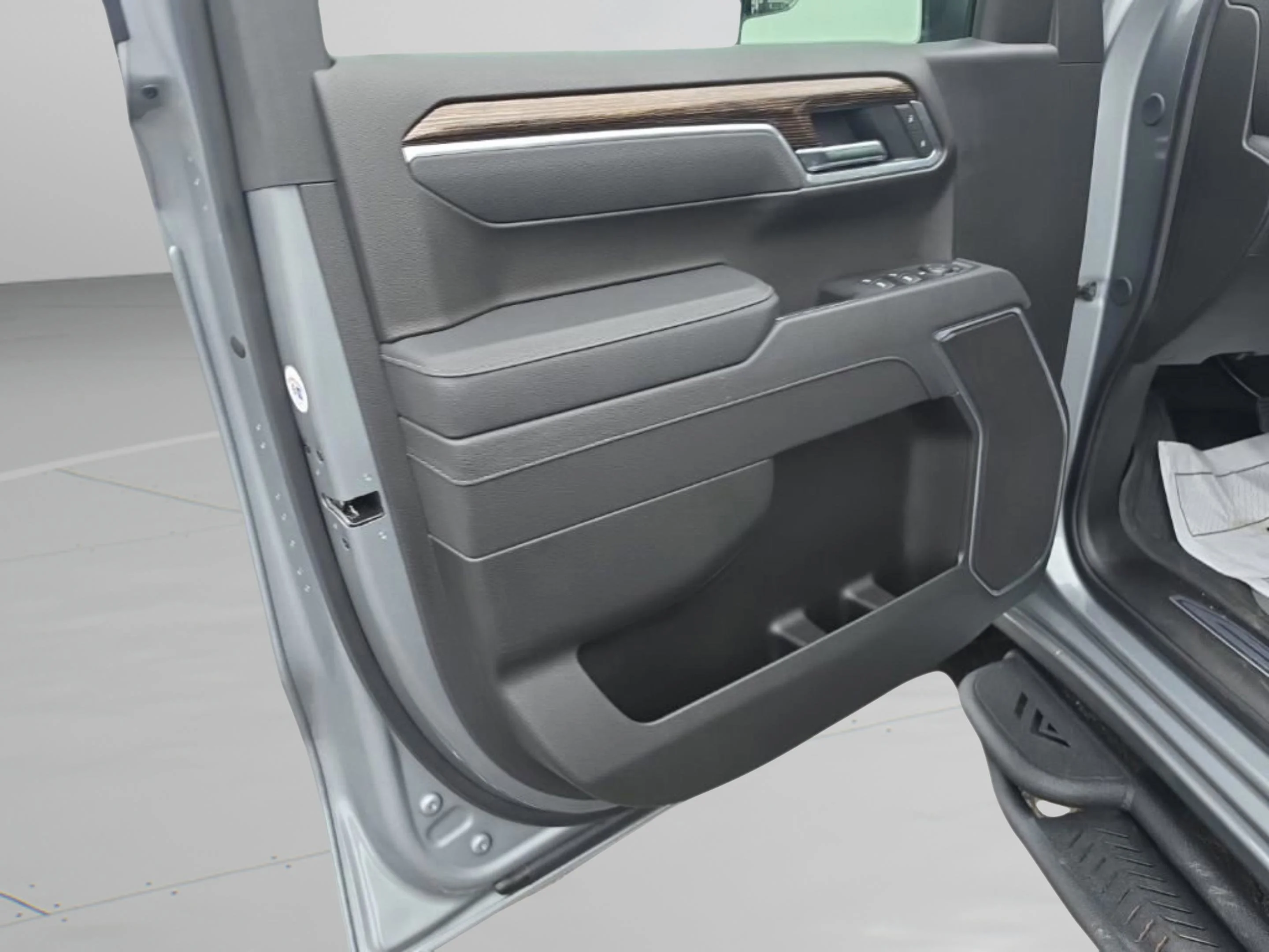 Used 2025 Sterling Metallic GMC Elevation image 12