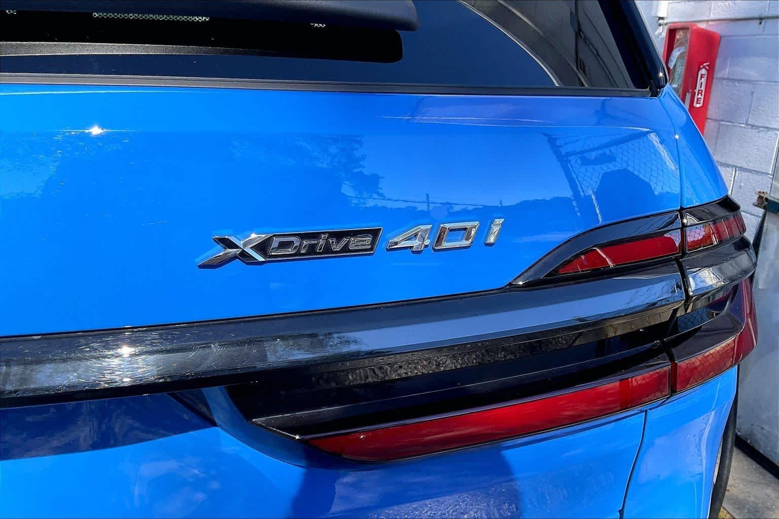 Used 2026 Santorini Blue BMW xDrive40i image 9