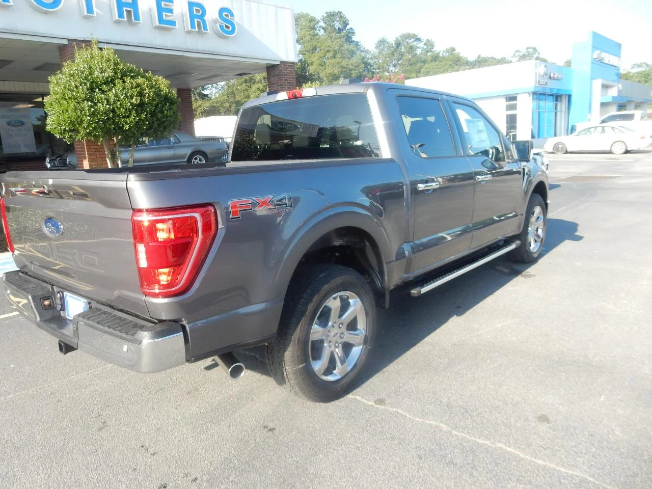 New 2022 Gray Ford XLT 4WD SUPERCREW 5.5 ft BO image 8