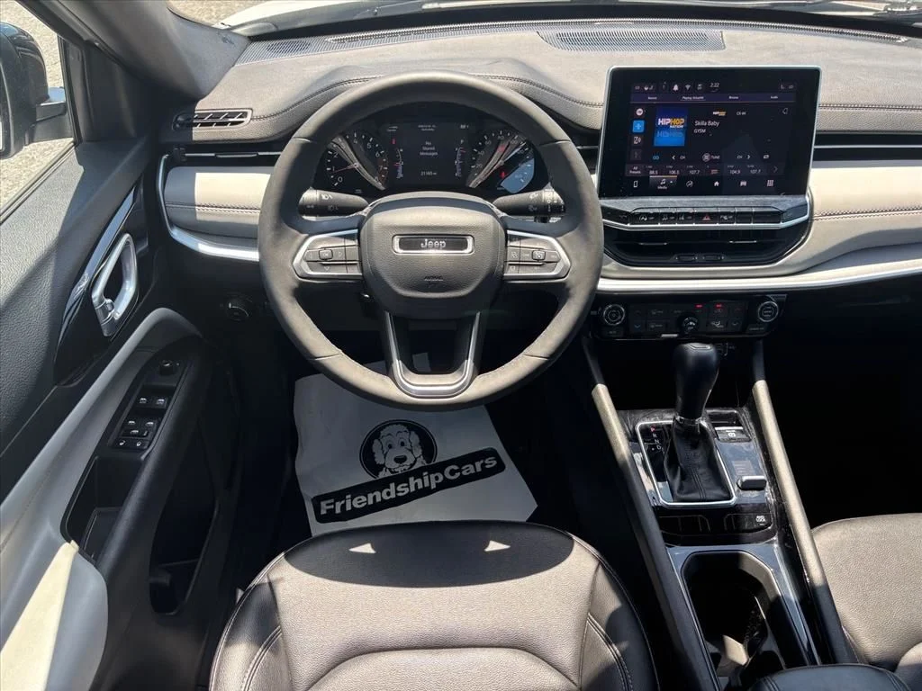 Used 2025 White Jeep Limited image 3