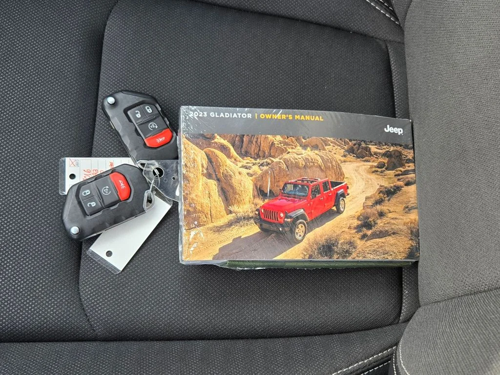 Used 2023 Green Jeep  image 10