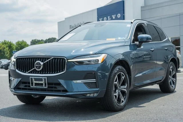 Used 2022 Denim Blue Volvo Momentum image 3
