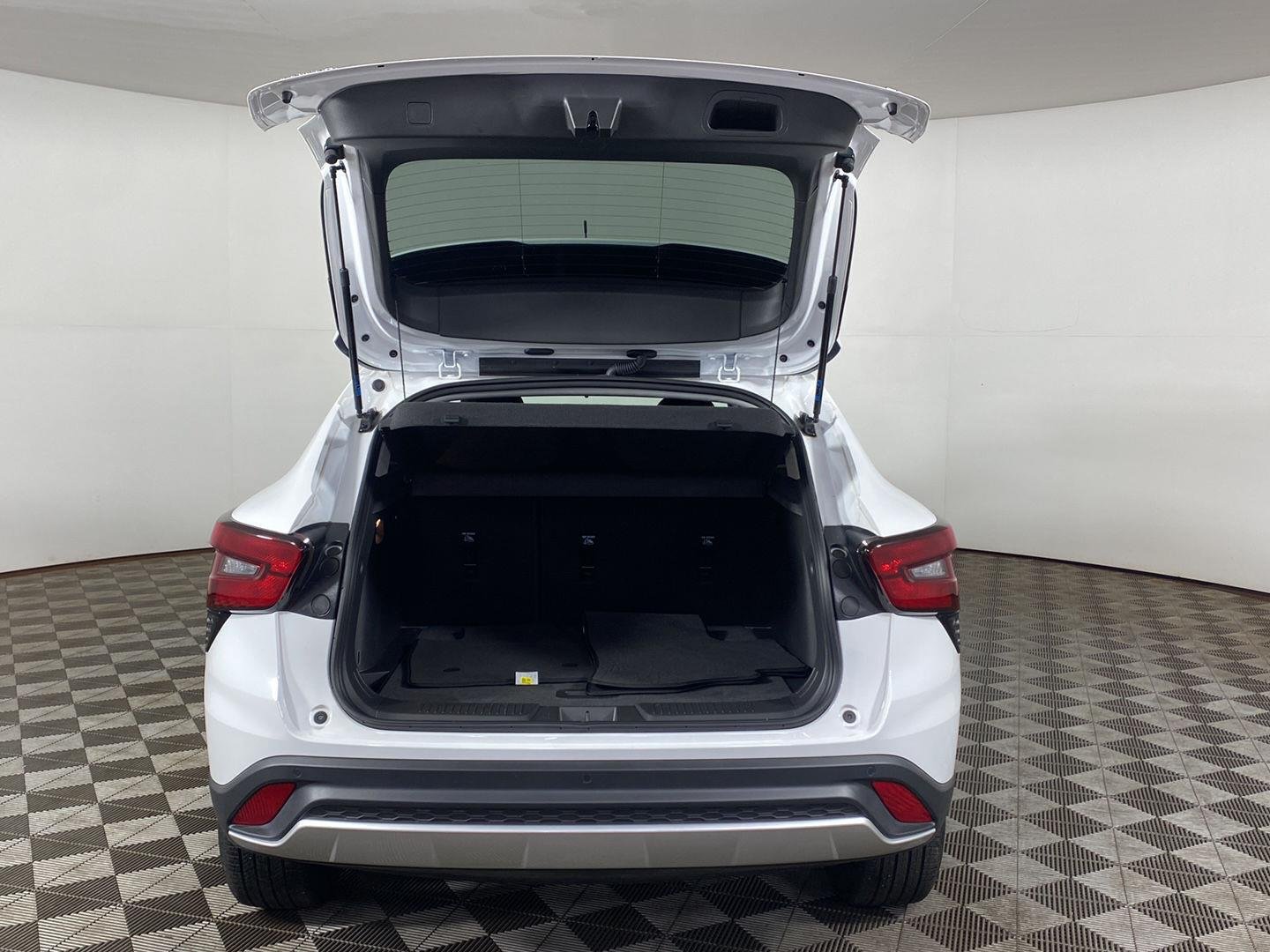 Used 2025 Summit White Chevrolet LT image 7