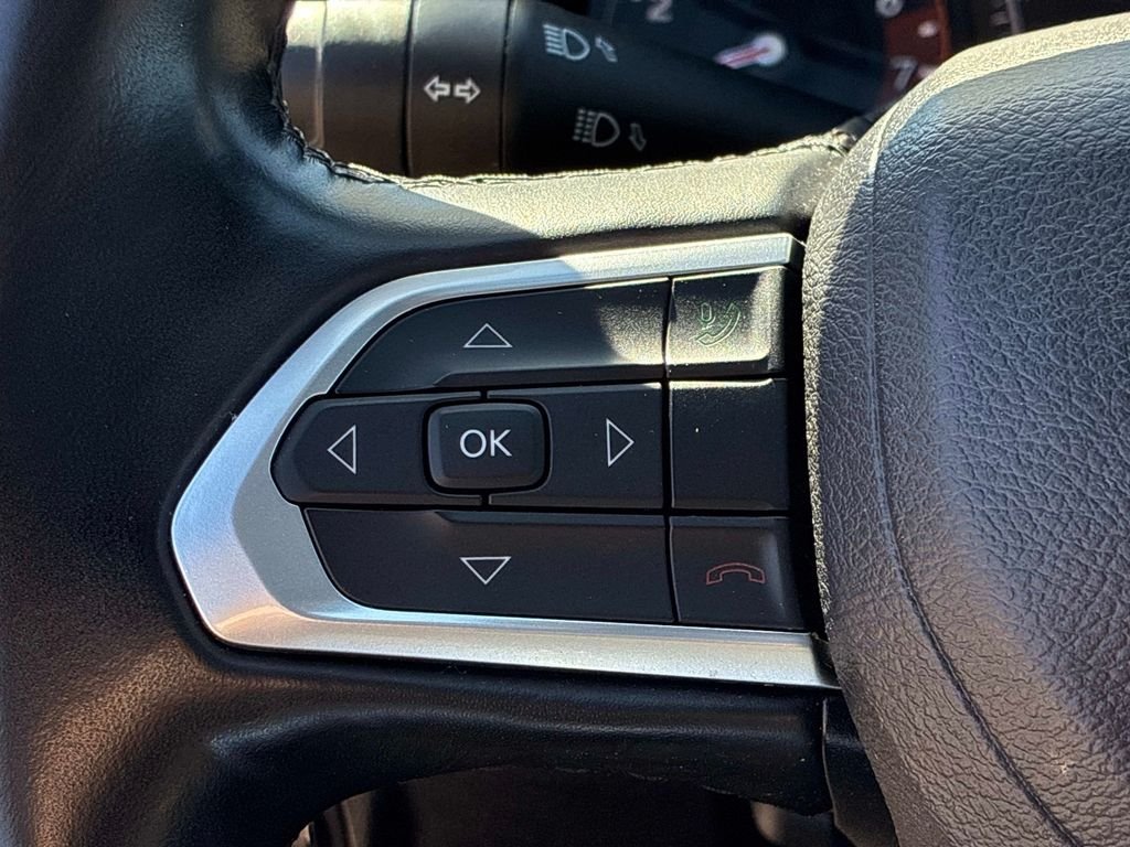 Used 2022 Silver Jeep Latitude image 25