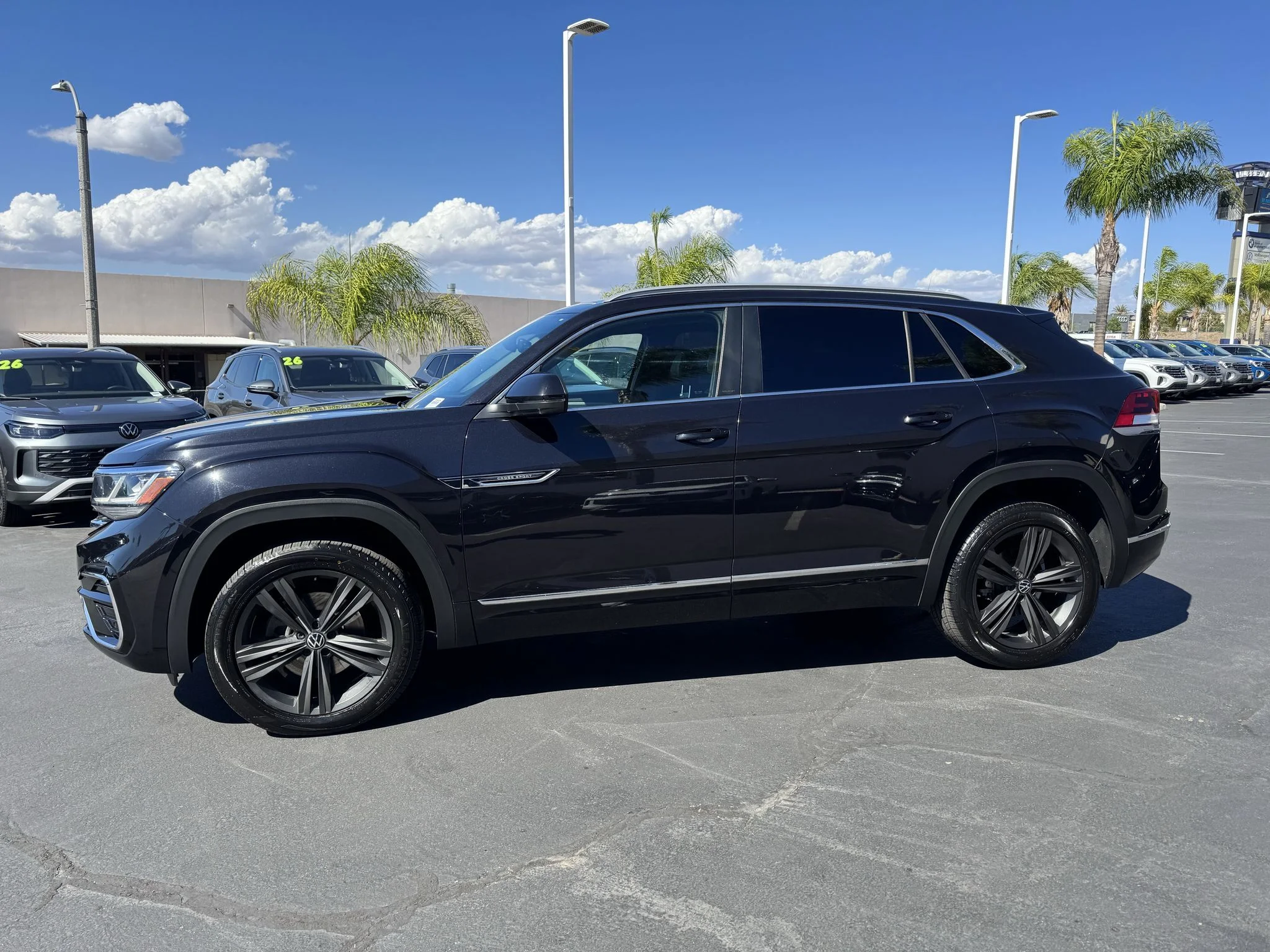 Used 2022 Deep Black Pearl Volkswagen SEL R-Line image 5