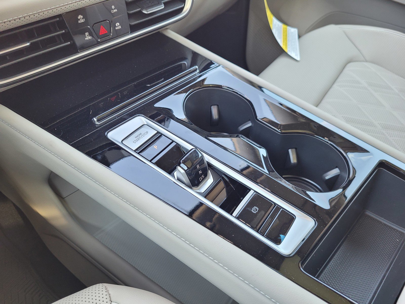 2025 Volkswagen Atlas SEL Premium R-Line - Photo 12