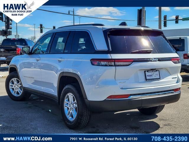 Used 2023 White Jeep Laredo image 7
