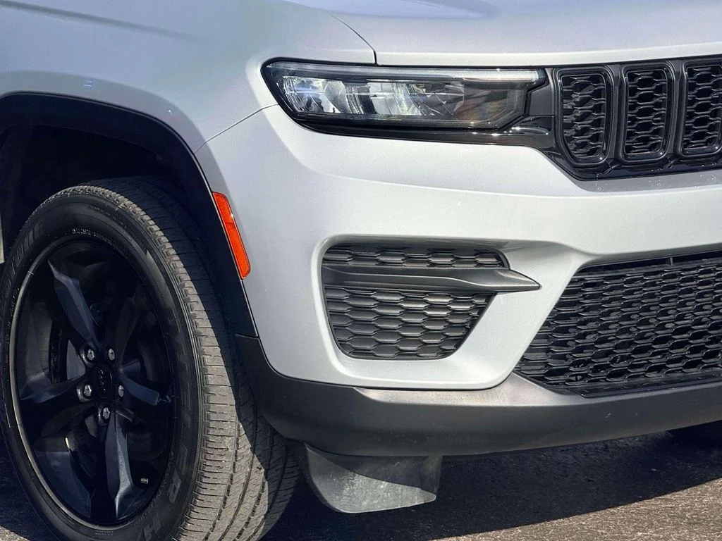 Used 2024 Silver Jeep Altitude image 5