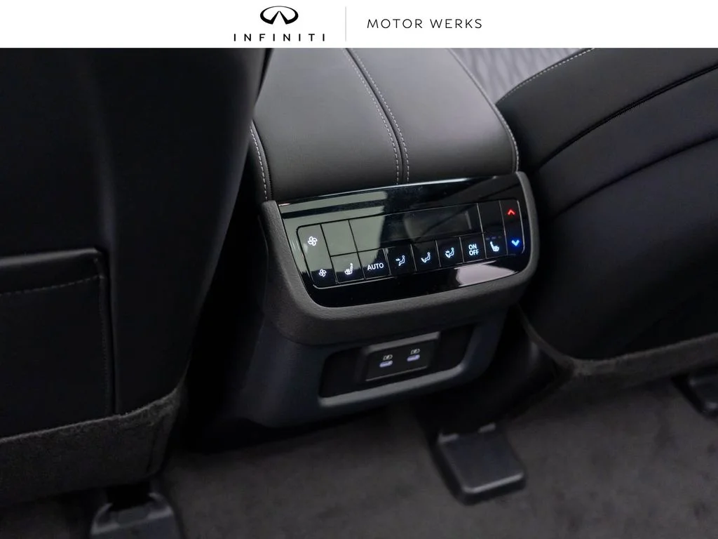New 2027 2T RAD WHT INFINITI Autograph AWD image 19