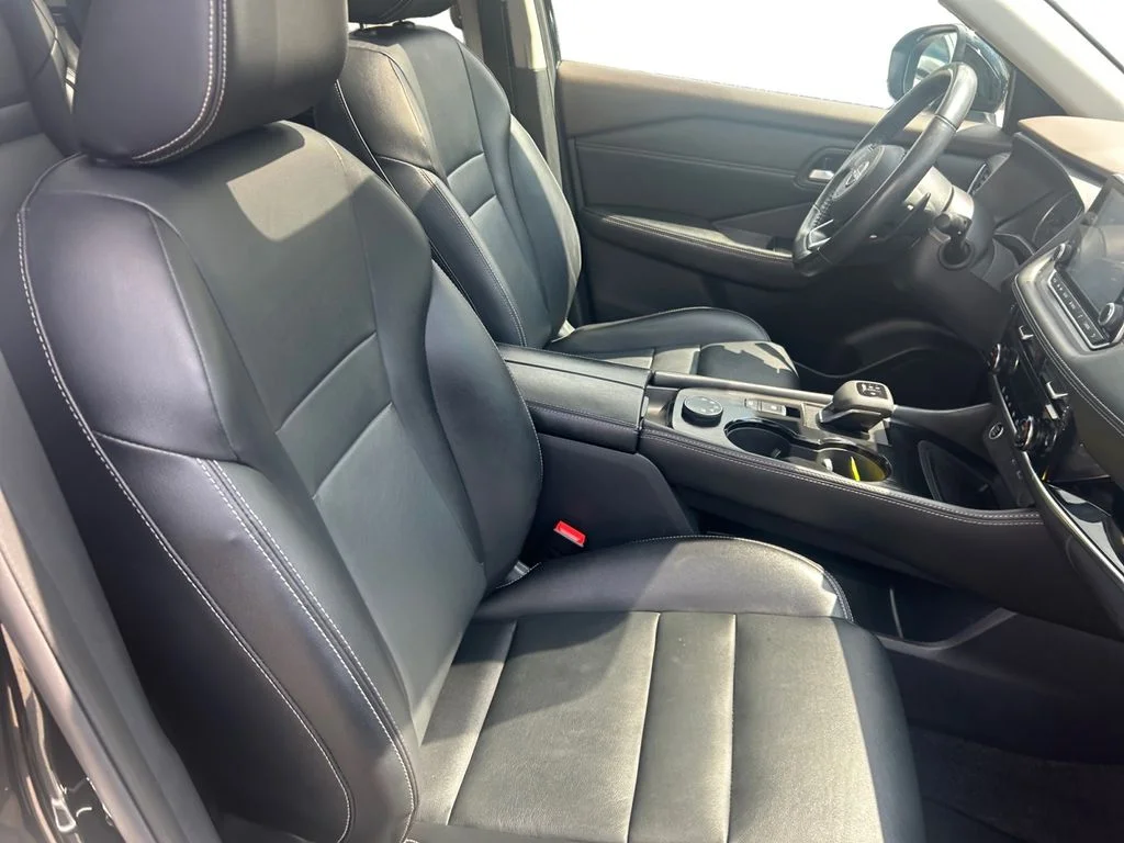 Used 2023 Super Black Nissan SL image 16