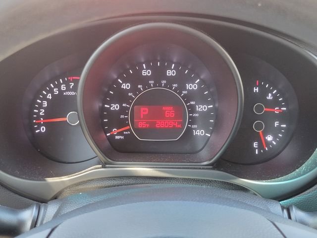 Used 2018 White Kia Base image 12