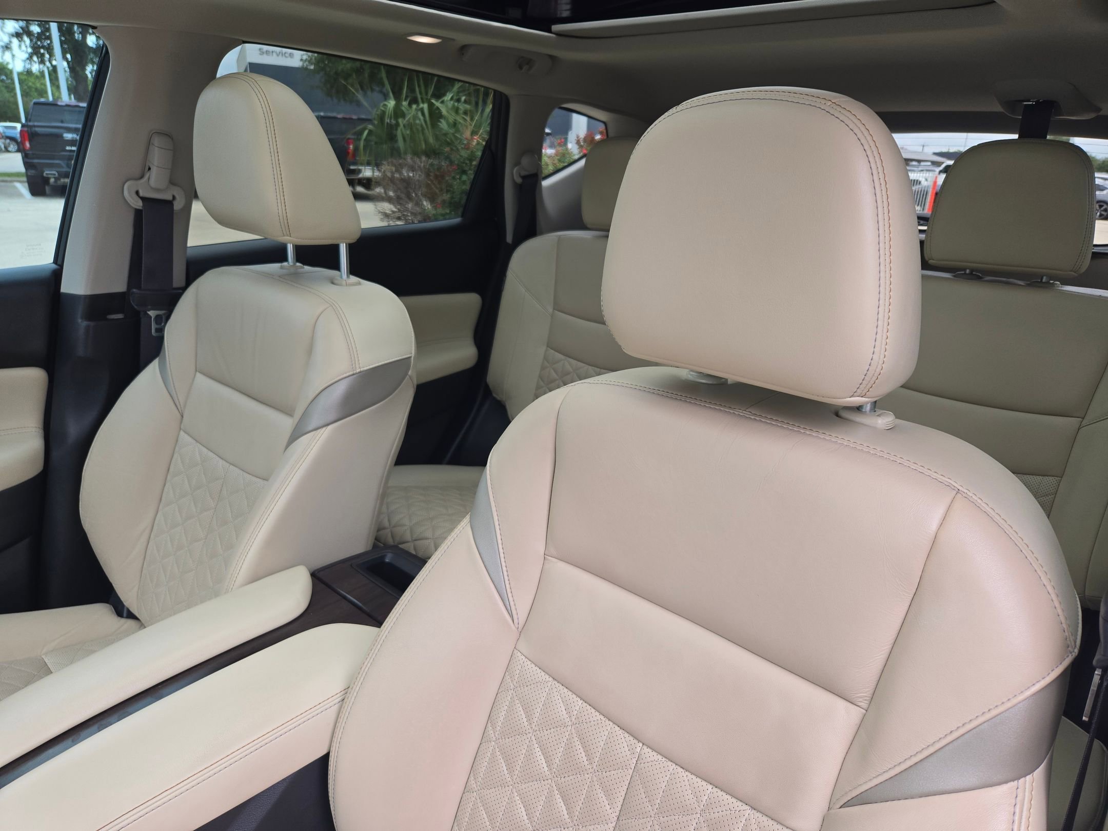Used 2022 Pearl White Tricoat Nissan Platinum image 9