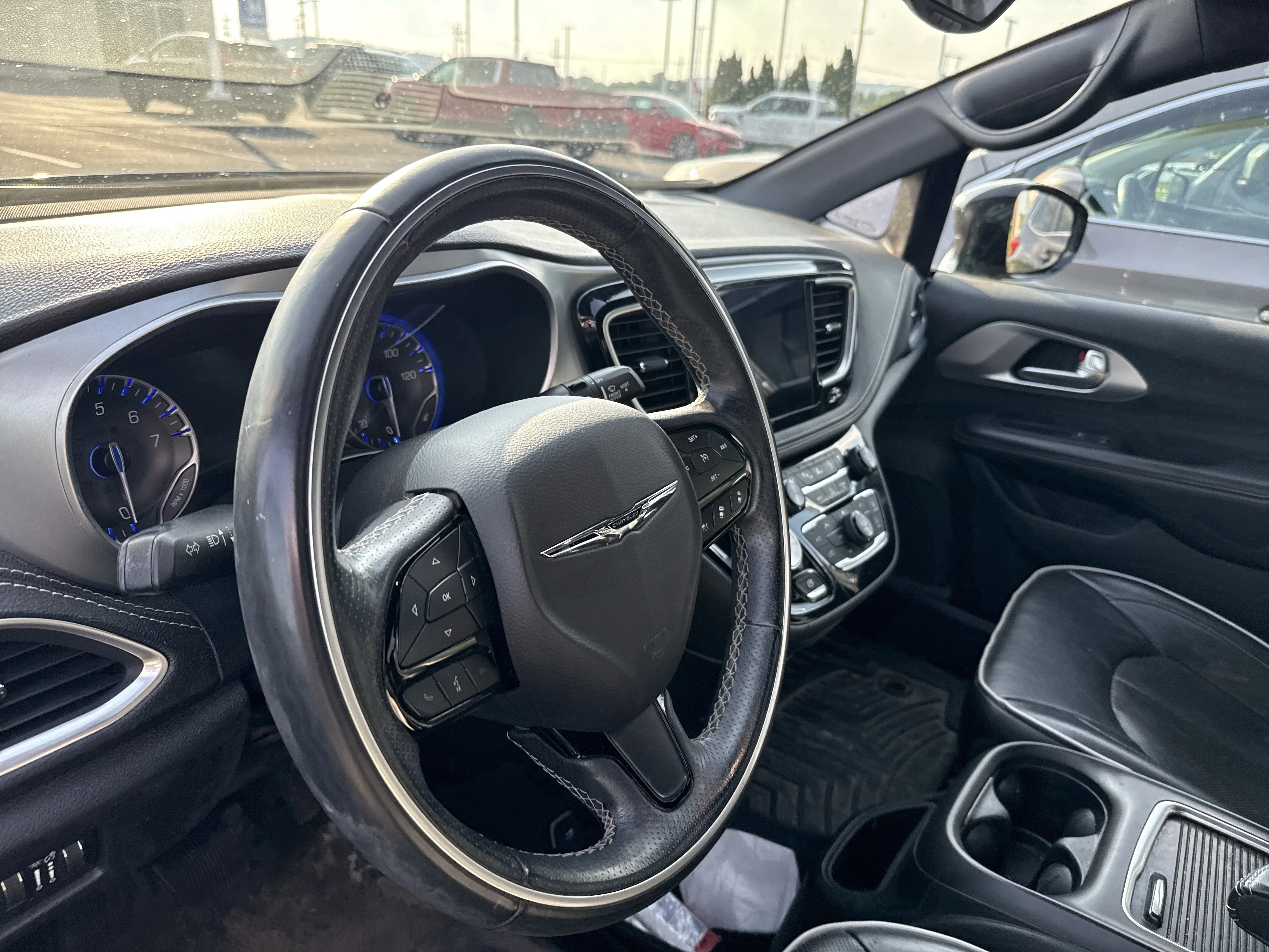 Used 2018 Brilliant Black Crystal Pearlcoat Chrysler Limited image 9
