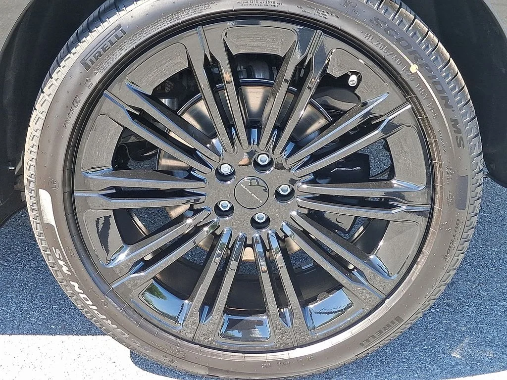 New 2026 Santorini Black Land Rover SE image 4