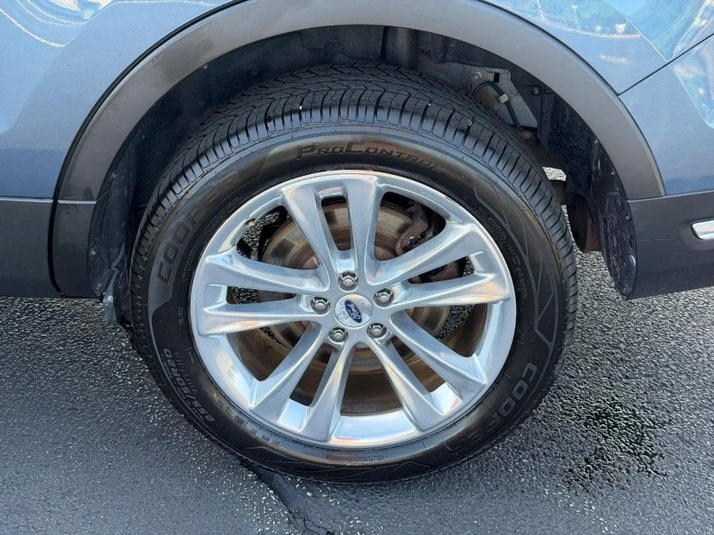 Used 2018 Blue Ford Limited image 7
