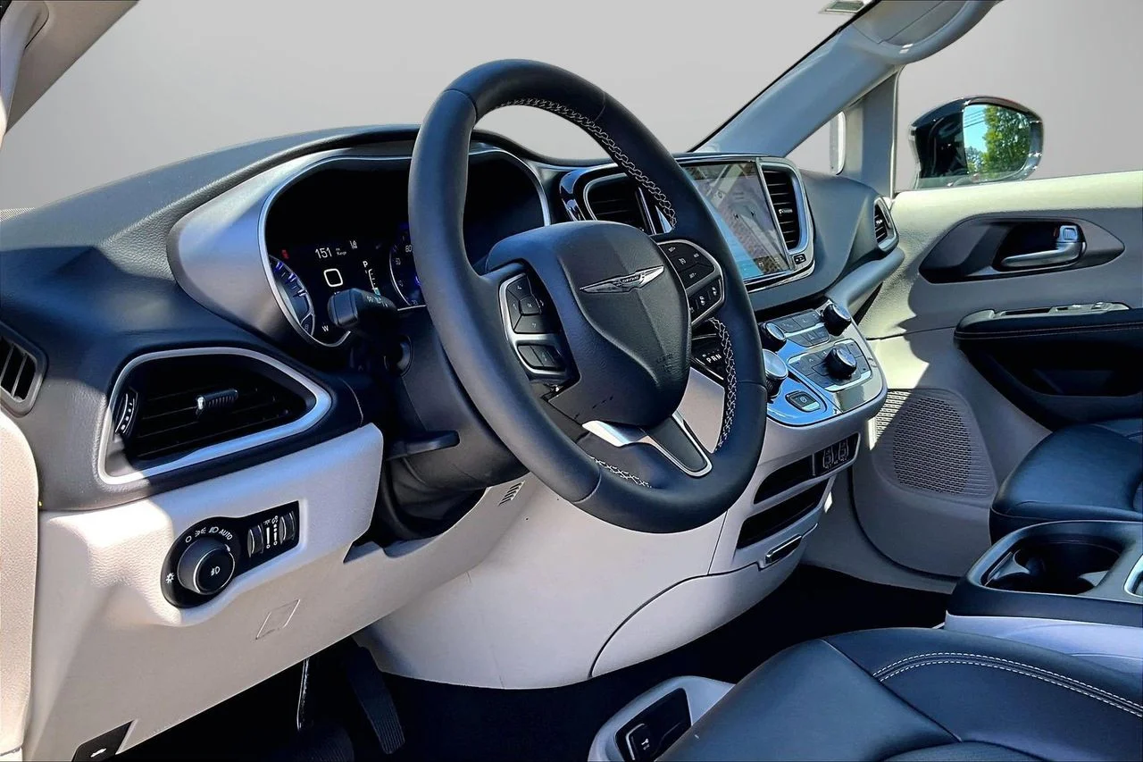 Used 2024 Silver Chrysler Touring L image 18