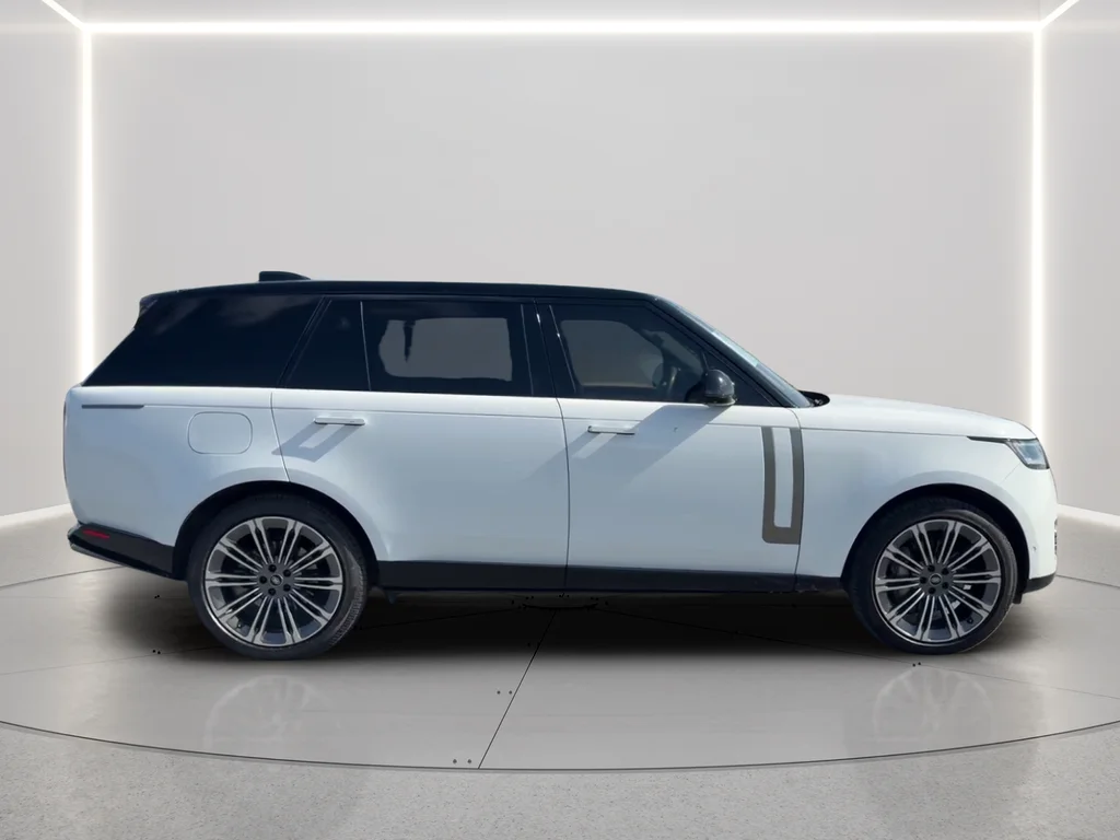 Used 2025 White Land Rover SE image 4
