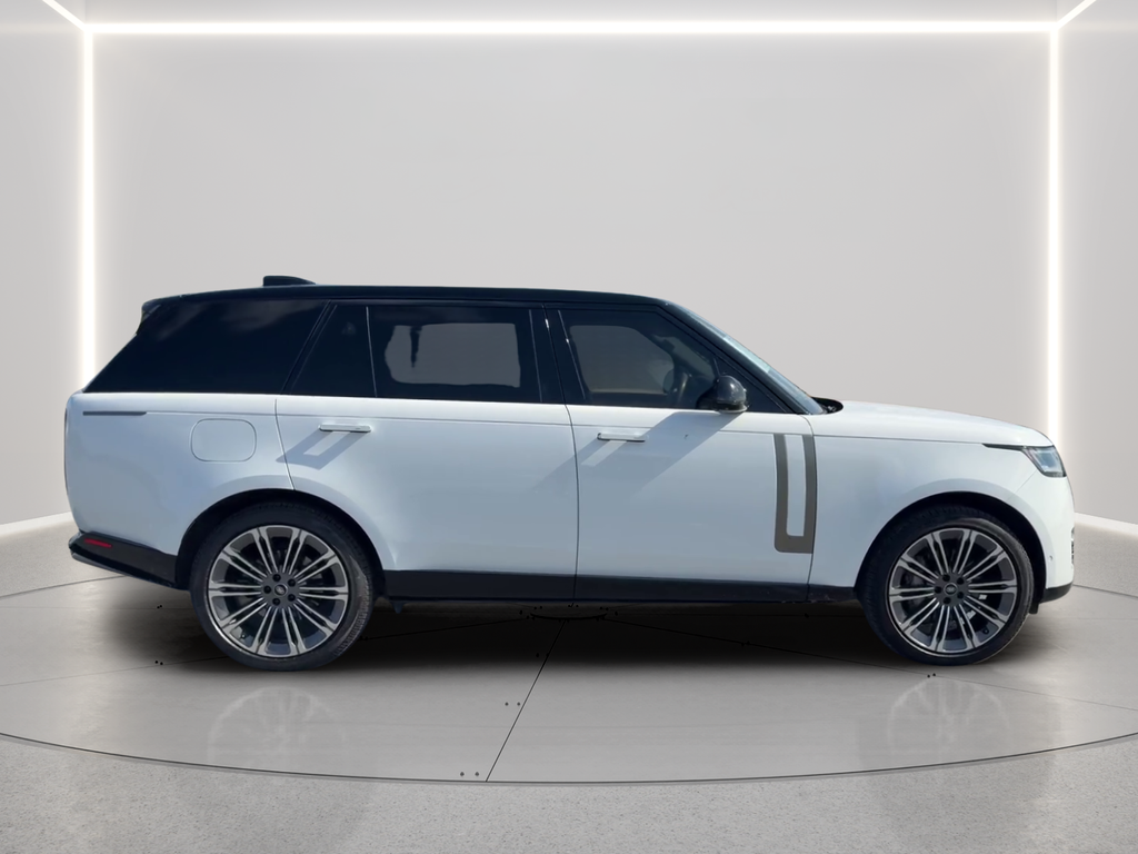 Used 2025 White Land Rover SE image 4