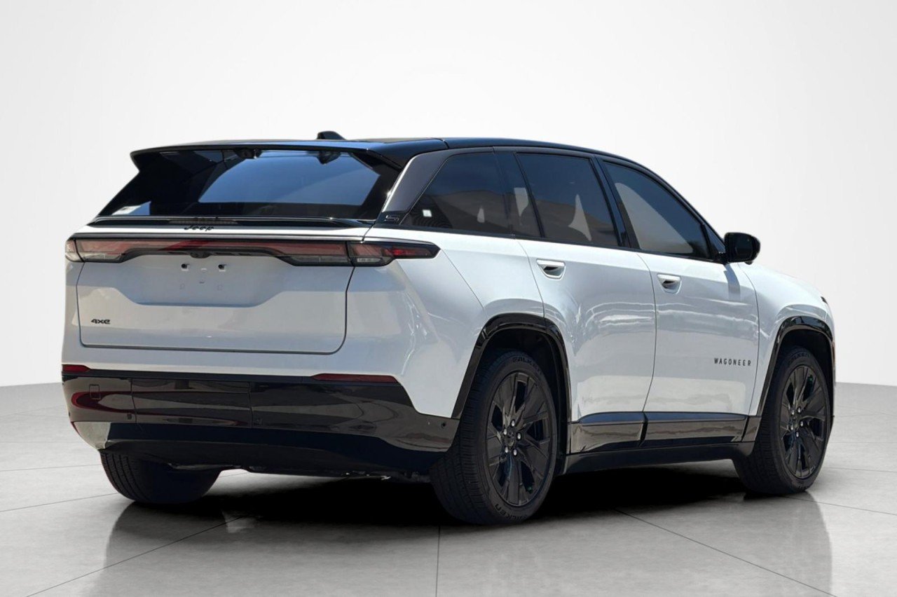 Used 2025 BRIGHT CLEAR COAT Jeep Launch Edition image 5