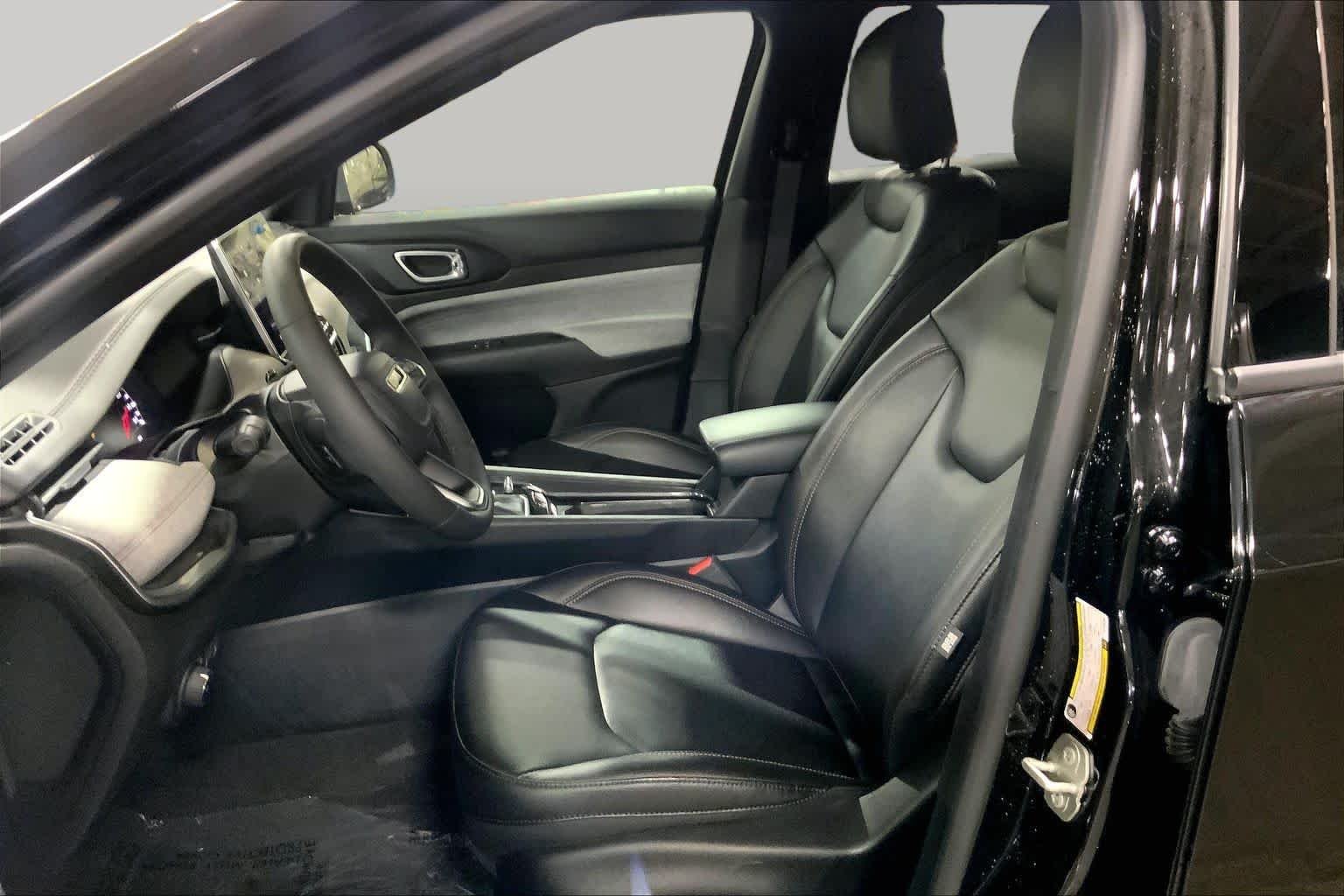Used 2024 Diamond Black Crystal Pearlcoat Jeep Latitude Lux image 8