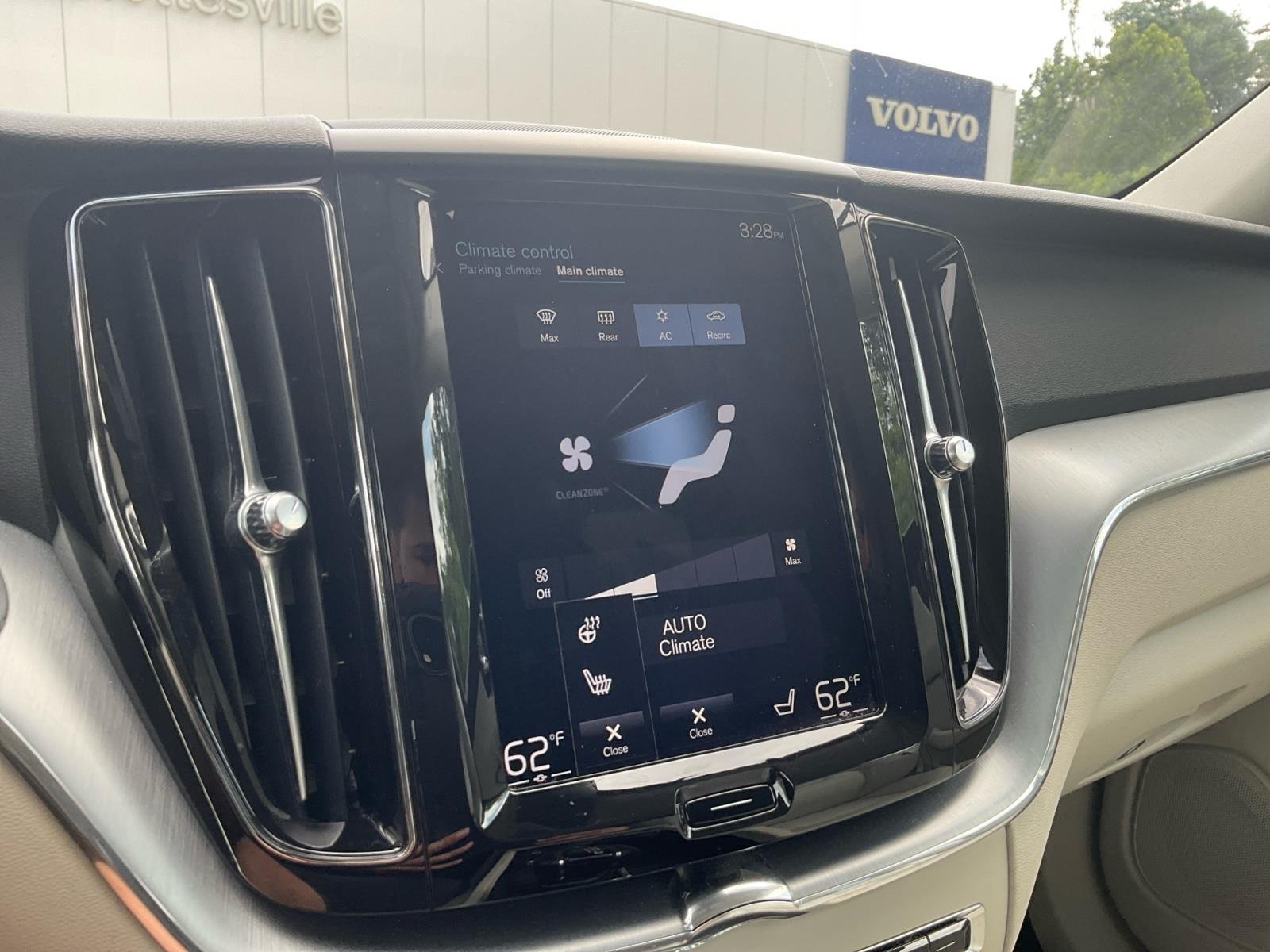Used 2018  VOLVO T6MOMENTUM image 23