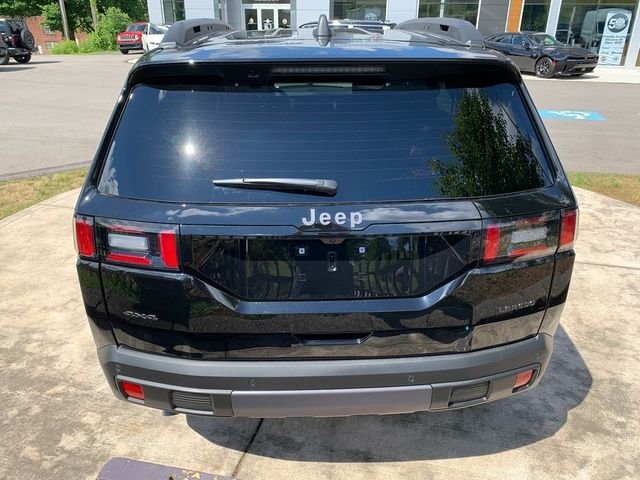 New 2026 Diamond Black Crystal Pearl-Coat Exterior Paint Jeep Laredo image 4